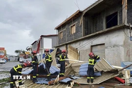 Cảnh tàn phá sau khi bão Chido quét qua lãnh thổ hải ngoại Mayotte của Pháp, ngày 15/12/2024. (Ảnh: Reuters/TTXVN)