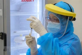 Tiêm vaccine ngừa COVID-19 cho người dân. (Nguồn: TTXVN) 