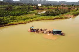 Một tàu khai thác cát trên sông Krông Nô. (Ảnh: Hưng Thịnh/TTXVN)