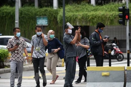 Người dân đeo khẩu trang phòng lây nhiễm COVID-19 tại Jakarta, Indonesia. (Ảnh: THX/TTXVN) 