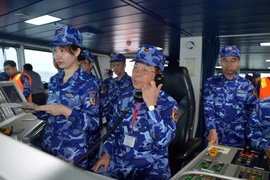 Đại tá Trần Văn Thơ, Chỉ huy trưởng lực lượng tuần tra liên hợp Việt Nam, điện đàm với chỉ huy trưởng lực lượng tuần tra liên hợp Trung Quốc Hoàng Mẫn. (Ảnh: Minh Huệ/TTXVN) 