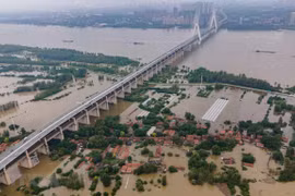 Cảnh tượng ngập lụt do mưa lớn tại Trung Quốc. (Ảnh: AFP/TTXVN)