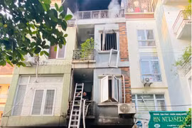 Hà Nội: 5 người trong một gia đình thoát nạn trong đám cháy nhà