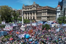 Hàng nghìn người đã tập trung trước Phủ Tổng thống và tuần hành ở trung tâm thủ đô Buenos Aires. (Nguồn: Buenos Aires Times)