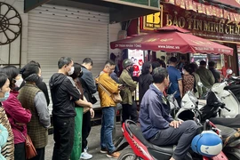 Người dân được phân luồng giao dịch nên không có tình trạng chen lấn, xô đẩy. (Ảnh: Diệp Anh/TTXVN)