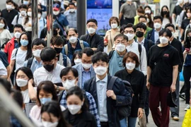 Người dân tham gia giao thông gần một trạm tàu điện ngầm ở Seoul. (Ảnh: CNN) 