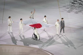 Lễ thượng cờ Nhật Bản tại lễ khai mạc Paralympic Tokyo 2020 ở thủ đô Tokyo. (Ảnh: AFP/TTXVN) 