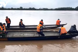 Lực lượng chức năng tìm kiếm người mất tích trên sông.(Nguồn: VOV)
