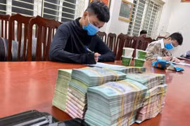 Các đối tượng và tang vật tại cơ quan công an.(Nguồn: BGT)