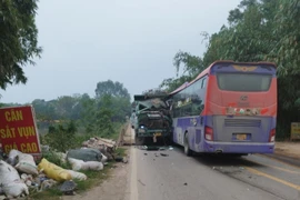 Hiện trường xảy ra vụ tai nạn giao thông nghiêm trọng. (Ảnh: Vũ Hà/TTXVN)