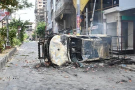 Phương tiện bị đốt cháy trong cuộc biểu tình tại Dhaka, Bangladesh, ngày 18/7/2024. (Ảnh: Getty Images/ TTXVN) 