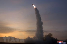 Một vụ phóng thử tên lửa do đơn vị tác chiến hạt nhân chiến thuật thuộc Quân đội Nhân dân Triều Tiên tiến hành. (Ảnh: AFP/TTXVN) 