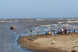 Lực lượng cứu hộ tìm kiếm người bị đuối nước. (Ảnh: TTXVN) 