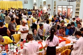 Đoàn công tác khám bệnh, phát thuốc cho bà con tại Lào. (Nguồn: SGGP)