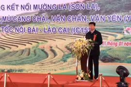 Chủ tịch UBND tỉnh Yên Bái Trần Huy Tuấn phát biểu tại Lễ khởi công. (Ảnh : Tuấn Anh /TTXVN)