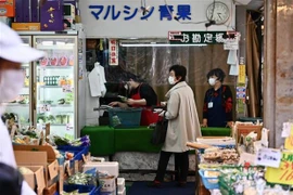 Người dân mua sắm tại một cửa hàng rau củ ở Tokyo, Nhật Bản. (Ảnh: AFP/TTXVN) 