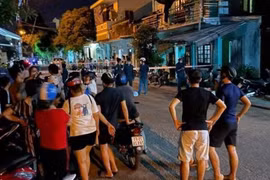 Người dân hiếu kỳ đến xem lực lượng chức năng khám nghiệm hiện trường vụ cháy. (Ảnh: ĐD.)