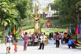 Người dân Campuchia tham quan, chụp ảnh lưu niệm tại thắng cảnh Wat Phnom (Thủ đô Phnom Penh) trước thềm Tết cổ truyền Choul Chnam Thmey 2024. (Ảnh: Hoàng Minh/TTXVN)