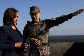 Phó Tổng thống Mỹ Kamala Harris đã đến thăm khu phi quân sự (DMZ) ở biên giới liên Triều.(Nguồn: CNN)