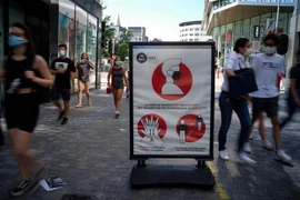 Một biển báo khuyến cáo cách phòng dịch COVID-19 trên phố ở Brussels (Bỉ). (Ảnh: THX/TTXVN)