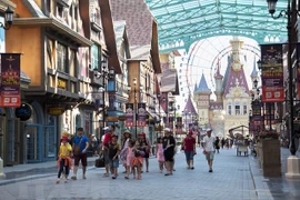 Du khách dạo chơi trên Đại lộ châu Âu tại công viên chủ đề trên Đảo Ngọc, Phú Quốc. (Ảnh: Hồng Đạt/TTXVN) 