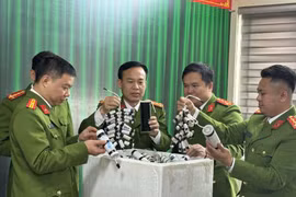 Công an thành phố Thanh Hóa thu giữ số pháo nổ nhập lậu từ nước ngoài. (Ảnh: Công an Thanh Hóa)