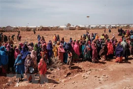 Người dân xếp hàng chờ nhận lương thực cứu trợ tại trại tị nạn ở Baidoa, Somalia, ngày 14/2/2022. (Ảnh: AFP/TTXVN)