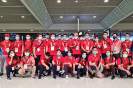 Đoàn thể thao Việt Nam chụp ảnh lưu niệm trước khi lên đường về nước. (Ảnh: TTXVN phát)