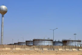 Bể chứa dầu tại nhà máy lọc dầu Aramco ở Riyadh, Saudi Arabia. (Ảnh: AFP/TTXVN)