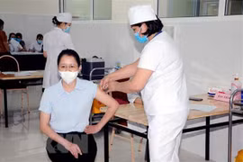 Tiêm phòng vaccine phòng COVID-19. (Ảnh: Quang Quyết/TTXVN) 