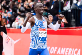 VĐV người Kenya lập kỷ lục thế giới mới trên đường chạy marathon