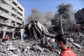 Cảnh đổ nát sau cuộc không kích của Israel xuống Gaza ngày 4/11/2023. (Ảnh: THX/TTXVN)
