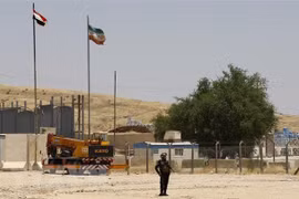 Binh sỹ Iraq gác tại cửa khẩu Mandili ở biên giới Iraq-Iran ngày 11/7. (Ảnh: AFP/TTXVN) 