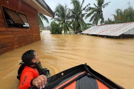 Lực lượng cứu hộ sơ tán người dân. (Nguồn: AFP) 