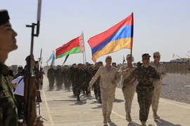 Các lực lượng đặc nhiệm diễu hành qua lễ đài.(Ảnh: Trần Hiếu/TTXVN) 