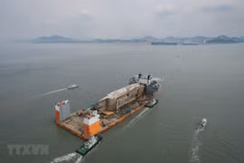 Xác phà Sewol được đưa tới cảng Mokpo, Hàn Quốc ngày 31/3/2017. (Ảnh: AFP/TTXVN) 