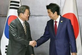 Thủ tướng Nhật Bản Shinzo Abe (phải) và Tổng thống Hàn Quốc Moon Jae-in (Nguồn: Reuters) 