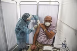 Tiêm thử nghiệm vắcxin ngừa COVID-19 của hãng dược phẩm Sinopharm (Trung Quốc) cho tình nguyện viên tại Lima, Peru . (Ảnh: AFP/TTXVN) 