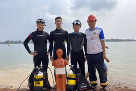 Trung úy Ngô Hiếu (ngoài cùng bên trái) cùng đồng đội tập luyện lặn ở hồ Trị An, Đồng Nai (Ảnh: Nhân vật cung cấp). 