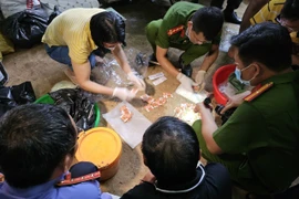 Cảnh sát khám xét chỗ ở của Đồng Văn Hậu (28 tuổi, ngụ xã Phú Riềng, huyện Phú Riềng, tỉnh Bình Phước), thu giữ nhiều ma tuý. (Ảnh: TTXVN phát)