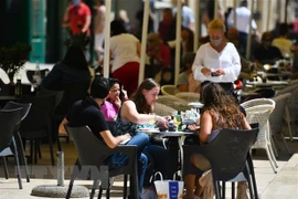 Thực khách dùng bữa tại một quán ăn tự phục vụ ở Valletta, Malta. (Ảnh: THX/TTXVN) 