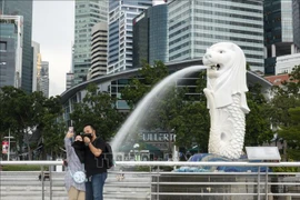 Người dân đeo khẩu trang phòng dịch COVID-19 tại Singapore. (Ảnh: THX/TTXVN)