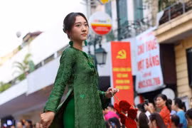 "Áo dài Sắc thu Hà Nội" tôn vinh vẻ đẹp và giá trị văn hóa của người phụ nữ Việt Nam trong tà áo dài truyền thống. (Ảnh: Thanh Tùng/TTXVN)