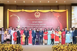 Tập thể gia đình cán bộ, nhân viên Đại sứ quán Việt Nam tại Myanmar chụp ảnh lưu niệm tại buổi lễ. (Ảnh: TTXVN phát)