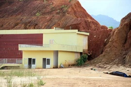 Công trình nhà vệ sinh bị đất bùn vùi lấp, không thể sử dụng. (Ảnh: ALĂNG NGƯỚC/BQN)