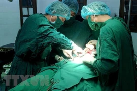 Hà Nội: Cấp cứu người bệnh thủng ruột do nuốt hạt táo đỏ