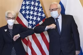 Thứ trưởng Ngoại giao Mỹ Wendy Sherman (trái) và Thứ trưởng Ngoại giao Nga Sergei Ryabkov. (Nguồn: swissinfo.ch)