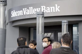 Người dân tập trung bên ngoài trụ sở ngân hàng Silicon Valley Bank (SVB) ở California, Mỹ ngày 13/3/2023. (Ảnh: THX/TTXVN) 
