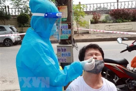 Lấy mẫu xét nghiệm COVID-19 tại Nam Định. (Ảnh: Nguyễn Lành/TTXVN) 