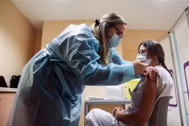 Nhân viên y tế tiêm vaccine ngừa COVID-19 tại Đức. (Ảnh: AFP/TTXVN)